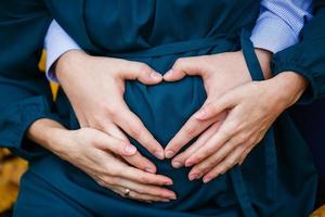 femme enceinte avec ses mains sur son ventre photo