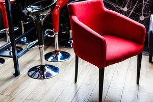 intérieur luxueux du restaurant fauteuil rouge photo