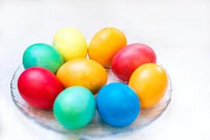 image de plusieurs œufs de couleur placés sur une assiette photo