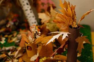 bouquet de feuilles d'érable d'automne dans un vase photo