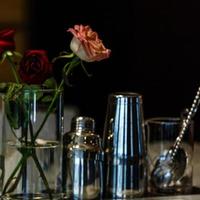 roses sur les tables du café photo