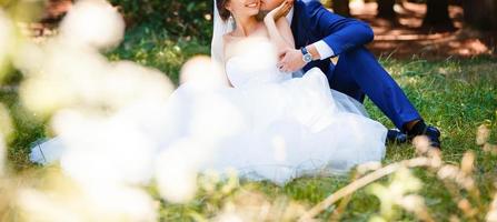 heureux mariés dans un parc le jour de leur mariage photo