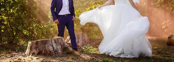 mariée et le marié avec la fumée de couleur rouge dans le parc d'été photo