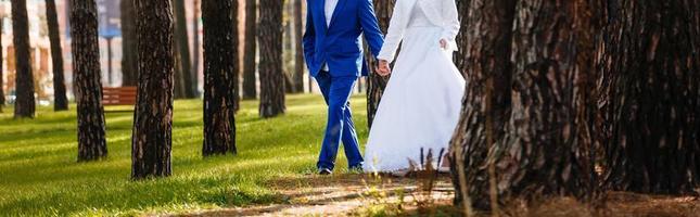 heureux mariés dans un parc le jour de leur mariage photo