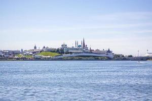 vue sur le kremlin de kazan par une journée d'été ensoleillée photo