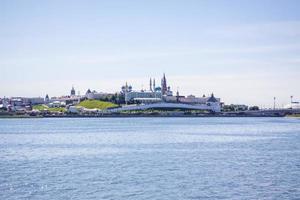 vue sur le kremlin de kazan par une journée d'été ensoleillée photo