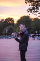 2022-07-17. Russie. Moscou. station fluviale du nord. un musicien joue du violon dans la rue près de la gare photo