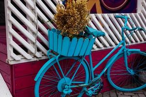 vélo peint en bleu de style vintage photo