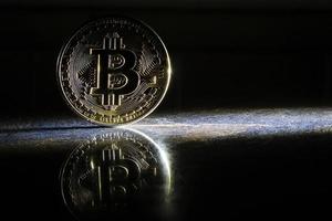 bitcoin doré sur fond noir avec espace de copie concept d'extraction de crypto-monnaie photo