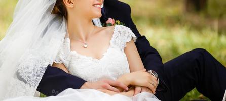 heureux mariés dans un parc le jour de leur mariage photo