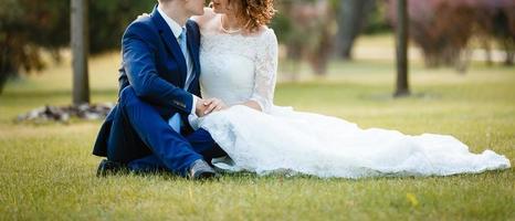 heureux mariés dans un parc le jour de leur mariage photo