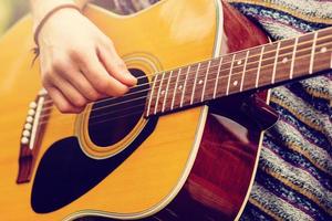 l'homme joue de la guitare dans la rue style rétro photo