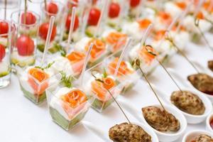 de petits verres avec des salades fraîches se tiennent sur une table blanche photo