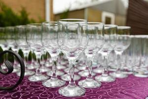 belles coupes de champagne défocalisées sur la table de buffet au restaurant et arrière-plan flou photo