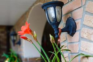 lanternes de jardin sur le mur avec fond de lumière du soleil pour une idée de décoration de maison photo