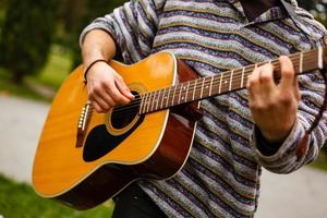 l'homme joue de la guitare dans la rue style rétro photo