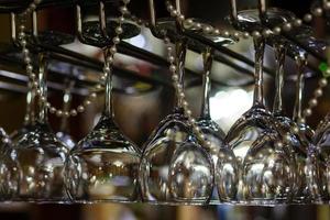 verres vides pour le vin au-dessus d'un rack de bar photo