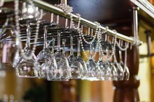 verres vides pour boissons alcoolisées au-dessus d'un fond de rack de bar photo