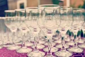 belles coupes de champagne défocalisées sur la table de buffet au restaurant et arrière-plan flou photo