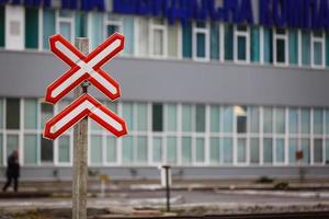 panneau de chemin de fer blanc rouge photo