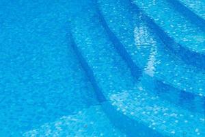 marches incurvées à la piscine du complexe avec mosaïque de carreaux bleus mixtes photo