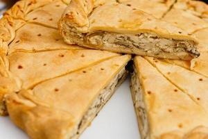 tourte à la viande tranchée sur une assiette blanche photo