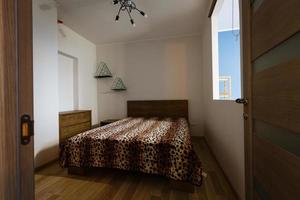 chambre aux tons doux avec oreillers de literie ivoire et chambre à couverture orange décorée d'osier photo