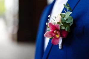 boutonnière élégante du marié de rose photo