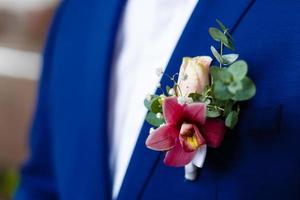 boutonnière élégante du marié de rose photo