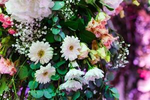 arche de nombreuses belles fleurs, arche de mariage avec des fleurs de pivoines pour une arche de mariage photo