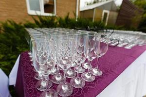 belles coupes de champagne défocalisées sur la table de buffet au restaurant et arrière-plan flou photo