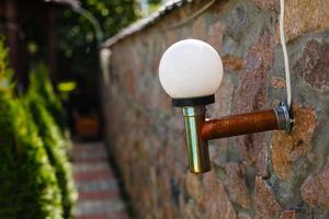 lanternes de jardin sur le mur avec fond de lumière du soleil pour une idée de décoration de maison photo