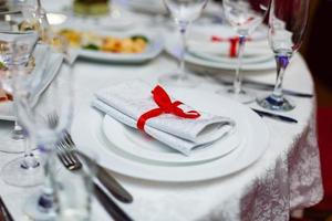 mise en place de la table de noël. photo