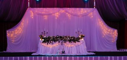 table de mariage au restaurant avec composition florale photo