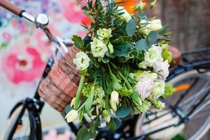 souvenirs du concept abstrait du cycliste mort. bouquet de fleurs en chiffon et papier dans un panier blanc photo