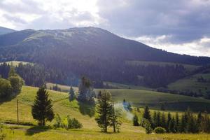 belle journée ensoleillée est dans un paysage de montagne. carpates, ukraine. photo