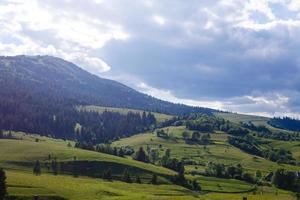 belle journée ensoleillée est dans un paysage de montagne. carpates, ukraine. photo