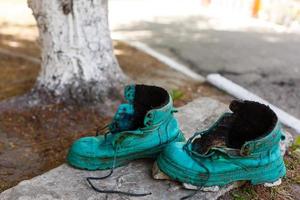 vieille chaussure couverte de mousse dans une forêt de printemps. image abstraite. vieilles chaussures vertes photo