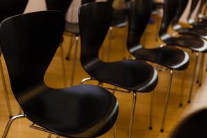 table et chaises dans la salle de réunion. photo