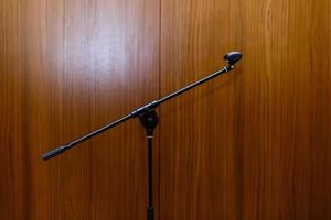 un microphone sur le support sur un fond en bois photo