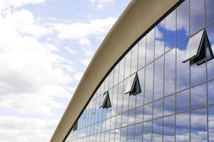 mur de verre bleu moderne de l'immeuble de bureaux gratte-ciel en gros plan photo