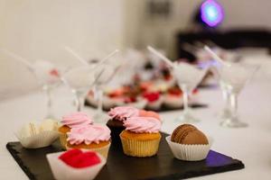 délicieux cupcakes au chocolat avec baies sur tableau blanc, vue de dessus photo