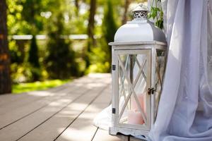 chandelier en bois avec des bougies blanches sur fond de tissu beige photo