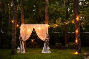 arche pour la cérémonie de mariage, verdure décorée de fleurs en tissu, photo