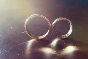 couple, anneaux mariage, sur, vieux, bois, texture