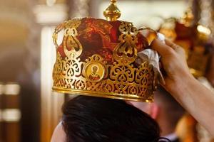 couronne pour mariage à l'or de l'église orthodoxe photo