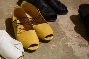 rangées de chaussures colorées pour femmes photo