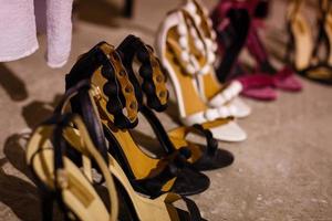 rangées de chaussures colorées pour femmes photo