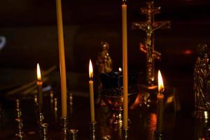 brûler des bougies dans une église photo