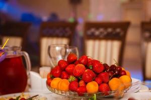 table de mariage décoration de fruits au restaurant, ananas, fraise, raisin fraise raisin table de buffet photo